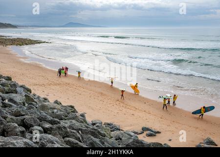 Der Hauptstrand von Bidart - Plage centrale oder grande Place - ist ein beliebter Ort für Surfer und wird von Kliffs begrenzt, die sich entlang der Atlantikküste erstrecken Stockfoto