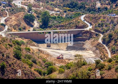 Luftaufnahme eines im Bau befindlichen Wasserspeichers in Colmenar, Provinz Malaga Stockfoto