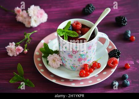 Rote Grütze in einer Tasse mit frischen Früchten Stockfoto