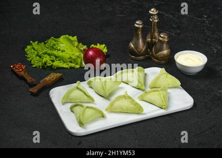 Gefrorene Knödel mit Spinat Stockfoto