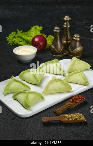 Gefrorene Knödel mit Spinat Stockfoto