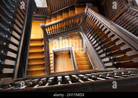 Blick hinunter auf spiralförmige Holztreppe, Sussex, England, Großbritannien, Europa Stockfoto