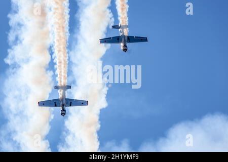 Zwei Flugzeuge des Typs Yakovlev Yak-52/50, die Rauch aufmachten Stockfoto