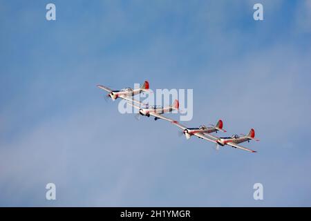 Vier Yakovlev Yak-52/50-Flugzeuge in enger Formation Stockfoto