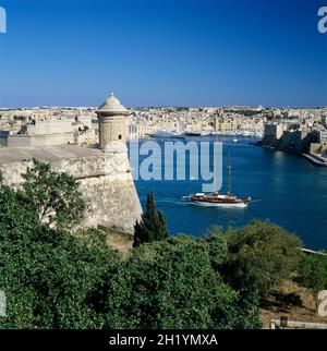 Blick über die Festungsmauern über den Grand Harbour und Senglea, Valletta, Malta, Europa Stockfoto