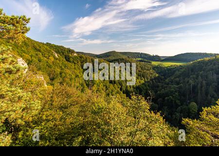 Wunderschöne Herbstwanderung bei Beuron im Naturpark Obere Donau mit tollen Ausblicken und Panoramen Stockfoto