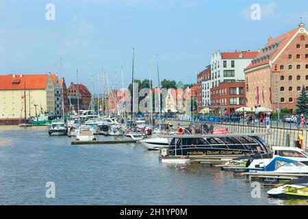 Schöner Kai mit festfahrenden Schiffen in Danzig. Schöne Aussicht auf den Fluss und viele Touristen in Danzig. Viele Touristen gehen um den schönen Touristen Poli Stockfoto