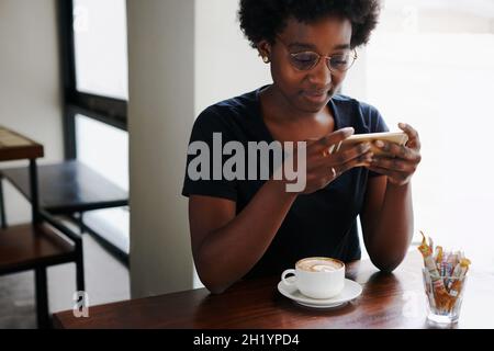 Alles, was Sie brauchen, ist WiFi und mehr Kaffee Stockfoto