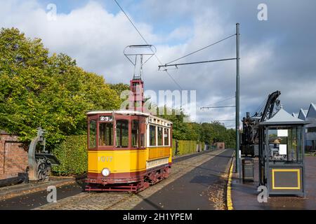 Alte Straßenbahn Nr. 1017 gesehen im Summerlee Museum of Scottish Industrial Life, Coatbridge, Glasgow Stockfoto