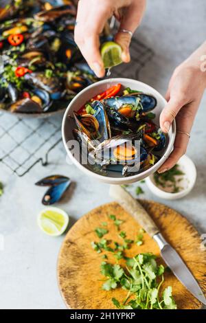 Asiatische Muscheln mit Chili, Limette und Koriander Stockfoto