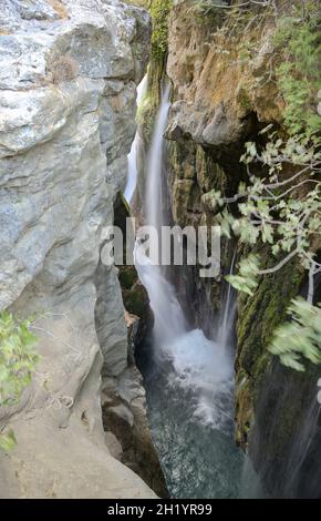 Wasserfall, Kourtaliotiko-Schlucht, Kreta, Griechenland Stockfoto