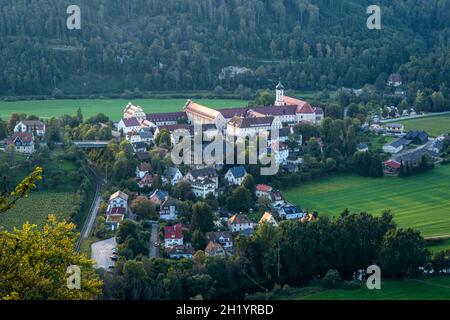 Wunderschöne Herbstwanderung bei Beuron im Naturpark Obere Donau mit tollen Ausblicken und Panoramen Stockfoto