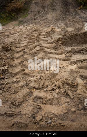Radweg auf sandigen Boden von großen Transport, Traktor auf Baustelle, sandige Straße Stockfoto