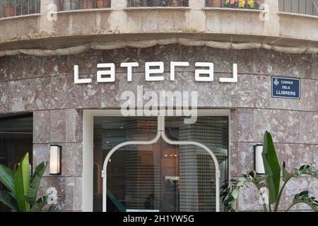 VALENCIA, SPANIEN - 14. OKTOBER 2021: Lateral ist eine spanische Restaurantkette Stockfoto