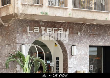 VALENCIA, SPANIEN - 14. OKTOBER 2021: Lateral ist eine spanische Restaurantkette Stockfoto