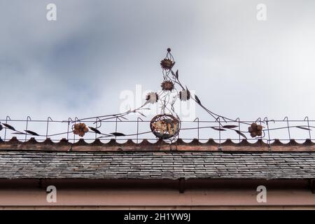 BIDEFORD, DEVON, ENGAND - AUGUST 17 2021: Altes rostiges Schwein und Dekoration auf dem Dach. Vielleicht einmal ein Schweinefleischschlachter. Stockfoto