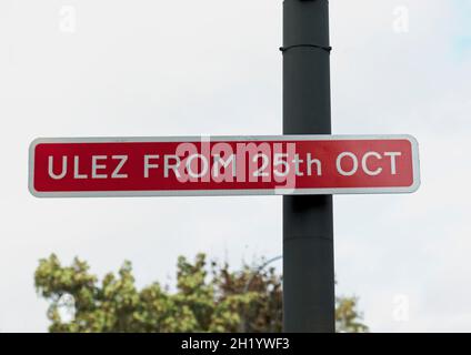 Ein Schild an der Bromley Road Lewisham warnt davor, dass die Zone mit extrem niedrigen Emissionsgrenzen auf das Gebiet von Inner London innerhalb der N- und S-Ringstraßen ausgeweitet wird Stockfoto