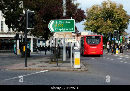 ULEZ wird am 25. Oktober 2021 an der Kreuzung mit Rushy Green in Lewisham auf die South Circular Road (A205) ausgeweitet, jedoch nicht auf die. Stockfoto