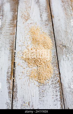 Tauchte Amaranth und Quinoa auf einem hölzernen Hintergrund Stockfoto