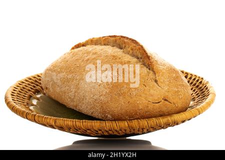 Ein frischer Laib ohne Hefe mit Müsli in einer Keramikschale, Nahaufnahme, isoliert auf Weiß. Stockfoto