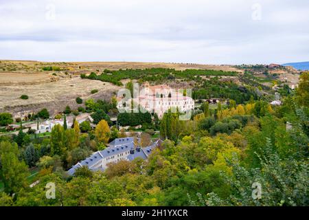 Der Alcázar von Segovia, der aus dem frühen 12. Jahrhundert stammt, ist eine der charakteristischsten mittelalterlichen Burgen der Welt und eine der besuchtesten Stockfoto