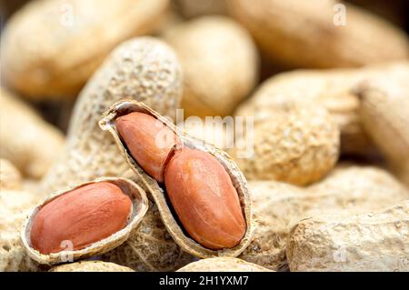 Erdnussbutter und Erdnussbohne auf isoliertem Hintergrund. Stockfoto