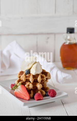 Waffeln mit Mascarpone, Beeren und Ahornsirup Stockfoto