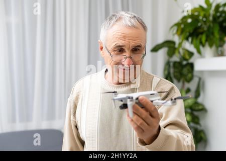 Älterer Mann mit kleinem Modellflugzeug Stockfoto