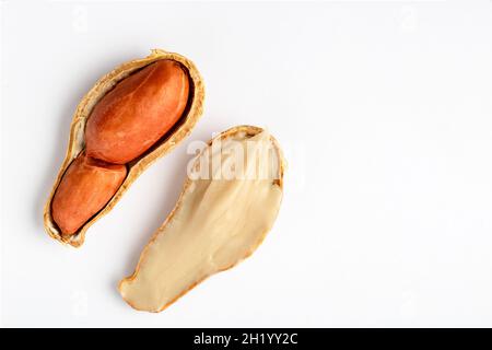 Erdnussbutter und Erdnussbohne auf isoliertem Hintergrund. Stockfoto