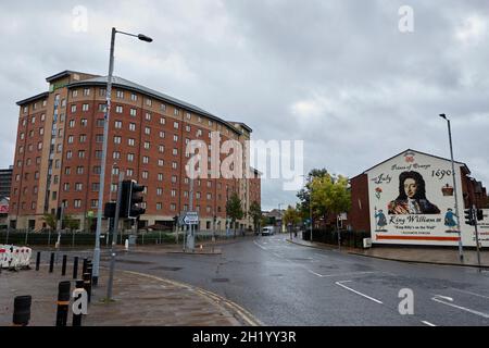 Holiday Inn Hotel in unmittelbarer Nähe zum loyalistischen König billy Wandbild Sandreihe belfast Nordirland Stockfoto