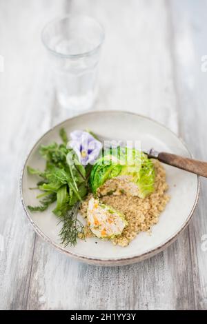 Wirsing-Kohlbällchen auf einem Quinoa-Bett Stockfoto