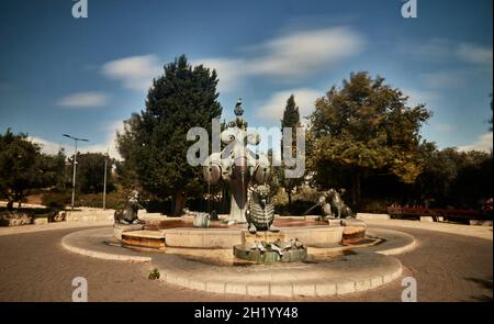 16. August 2015: Gebäude am Ufer des Tscheboksary-Damms. Tscheboksary. Russland. Stockfoto