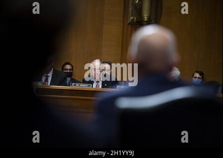 Washington, Usa. Oktober 2021. Der US-Senator Chuck Grassley (Republikaner von Iowa), links, fragt Chris Magnus, während er vor einer Anhörung des US-Senats für Finanzen erscheint, um seine Ernennung zum Kommissar für US-Zoll und Grenzschutz, Department of Homeland Security auf dem Capitol Hill in Washington, DC, zu prüfen, Dienstag, 19. Oktober, 2021. Foto von Rod Lampey/Pool/ABACAPRESS.COM Quelle: Abaca Press/Alamy Live News Stockfoto