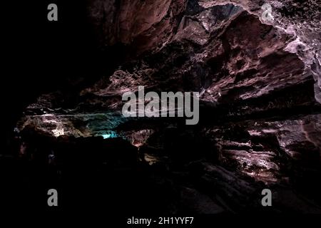 Dunkle, farbenfrohe Wandtexte in einer Lavaröhre der Insel Canaria. Stockfoto