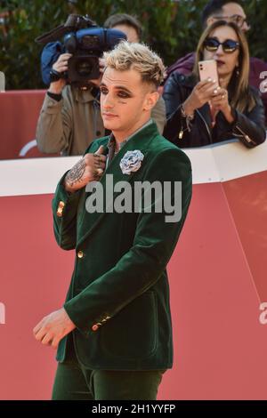 Rom, Italien. Oktober 2021. Italien, Rom, 19. Oktober 2021 : die italienische Sängerin Achille Lauro besucht den roten Teppich des Films 'Anni da Cane' Bildnachweis: Fabio Mazzarella/Sintesi/Alamy Live News Stockfoto