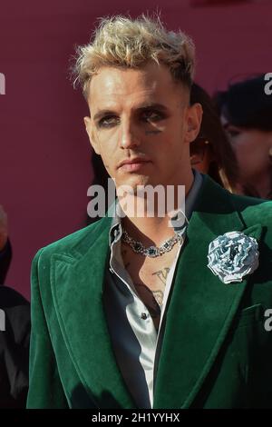 Rom, Italien. Oktober 2021. Italien, Rom, 19. Oktober 2021 : die italienische Sängerin Achille Lauro besucht den roten Teppich des Films 'Anni da Cane' Bildnachweis: Fabio Mazzarella/Sintesi/Alamy Live News Stockfoto
