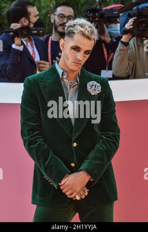Rom, Italien. Oktober 2021. Italien, Rom, 19. Oktober 2021 : die italienische Sängerin Achille Lauro besucht den roten Teppich des Films 'Anni da Cane' Bildnachweis: Fabio Mazzarella/Sintesi/Alamy Live News Stockfoto