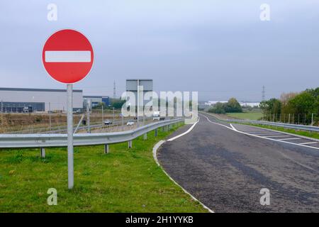 Unbrauchbare Kreuzung auf der Autobahn M49 in der Nähe von Avonmouth Bristol. Kreuzung ohne Zufahrtsstraße abgeschlossen. Stockfoto