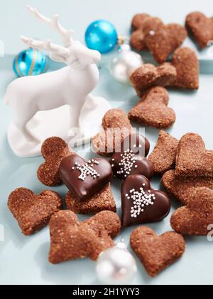 Herzförmige Weihnachtskekse, Schweiz Stockfoto