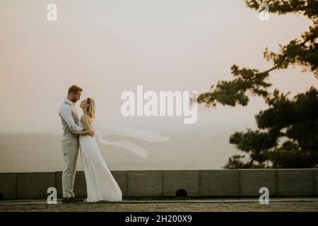 Nahaufnahme des niedlichen jungen Brautpaares Stockfoto