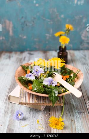 Dandelionensalat mit Karotten und gehörnten Veilchen Stockfoto