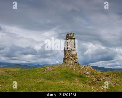 Das Denkmal auf dem Gipfel der Latterbarrow oberhalb von Hawkshead in Cumbria Stockfoto