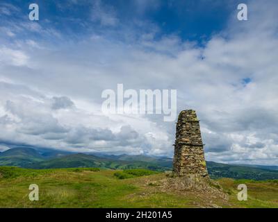 Das Denkmal auf dem Gipfel der Latterbarrow oberhalb von Hawkshead in Cumbria Stockfoto