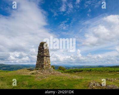 Das Denkmal auf dem Gipfel der Latterbarrow oberhalb von Hawkshead in Cumbria Stockfoto