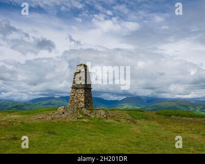 Das Denkmal auf dem Gipfel der Latterbarrow oberhalb von Hawkshead in Cumbria Stockfoto