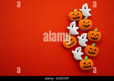 Halloween Lebkuchen auf orangefarbenem Hintergrund. Der handgemachte Lebkuchen Halloween Kürbis und Geist Stockfoto