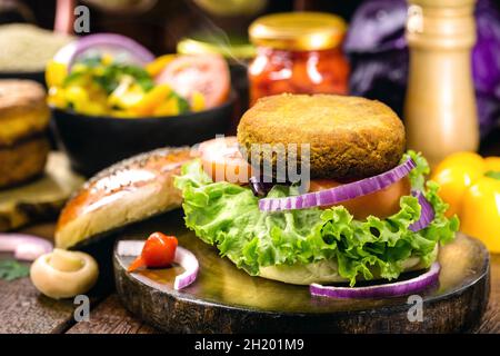 Veganer Burger aus Gemüse, fleischloses Essen, aus Karotten, Quinoa, Linsen, Kichererbsen und Brokkoli Stockfoto