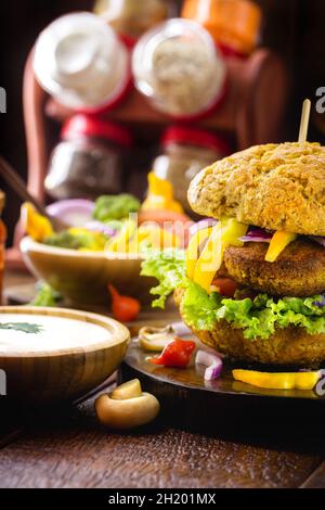 Veganer Burger, herzhaftes fleischloses Sandwich aus Mais, Kartoffeln, texturiertem Sojaprotein, Hülsenfrüchten, Tofu, Pilze, Müsli Stockfoto