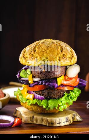 Veganer Burger, herzhaftes fleischloses Sandwich aus Mais, Kartoffeln, texturiertem Sojaprotein, Hülsenfrüchten, Tofu, Pilze, Müsli Stockfoto