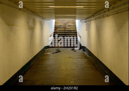 Eine leere U-Bahn mit Treppen, die in die Straßenebene in der Nähe der Mansion House U-Bahn-Station, London, England, führen. Stockfoto